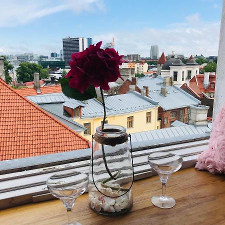 Cozy Oldtown Studio With Magnific City View Tallinn Bagian luar foto