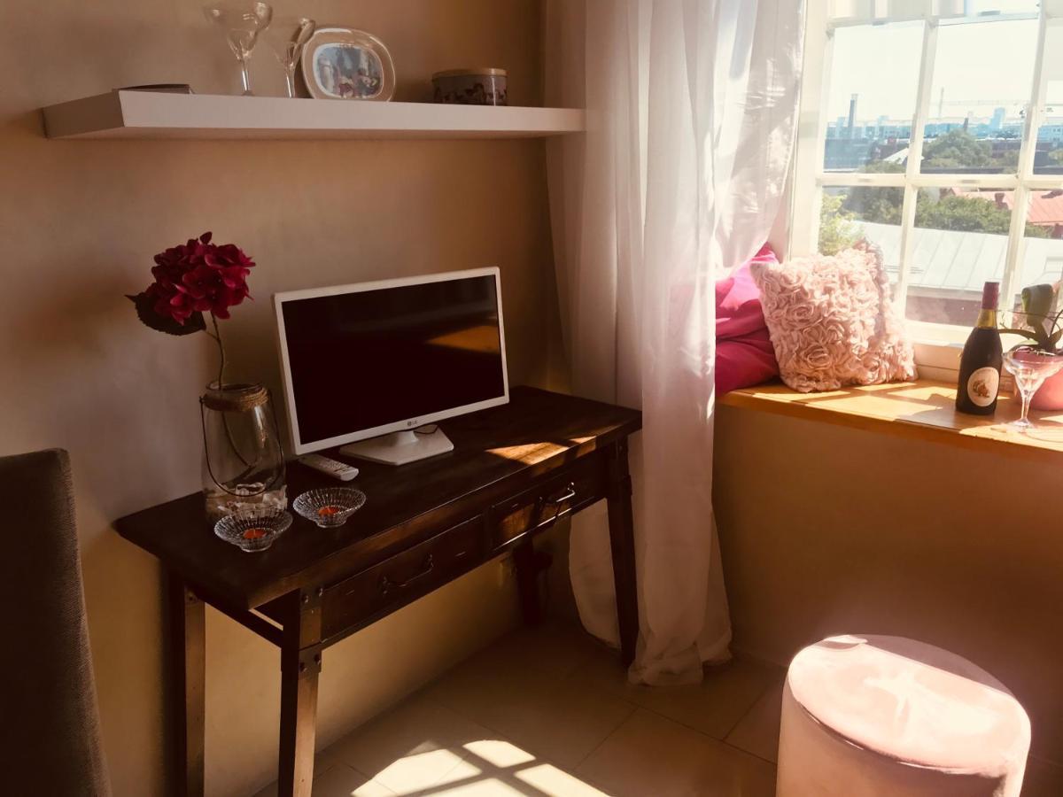 Cozy Oldtown Studio With Magnific City View Tallinn Bagian luar foto