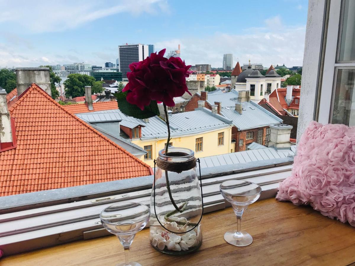Cozy Oldtown Studio With Magnific City View Tallinn Bagian luar foto