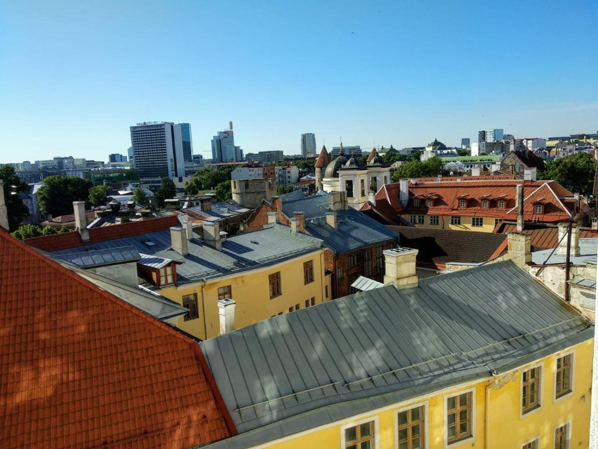 Cozy Oldtown Studio With Magnific City View Tallinn Bagian luar foto