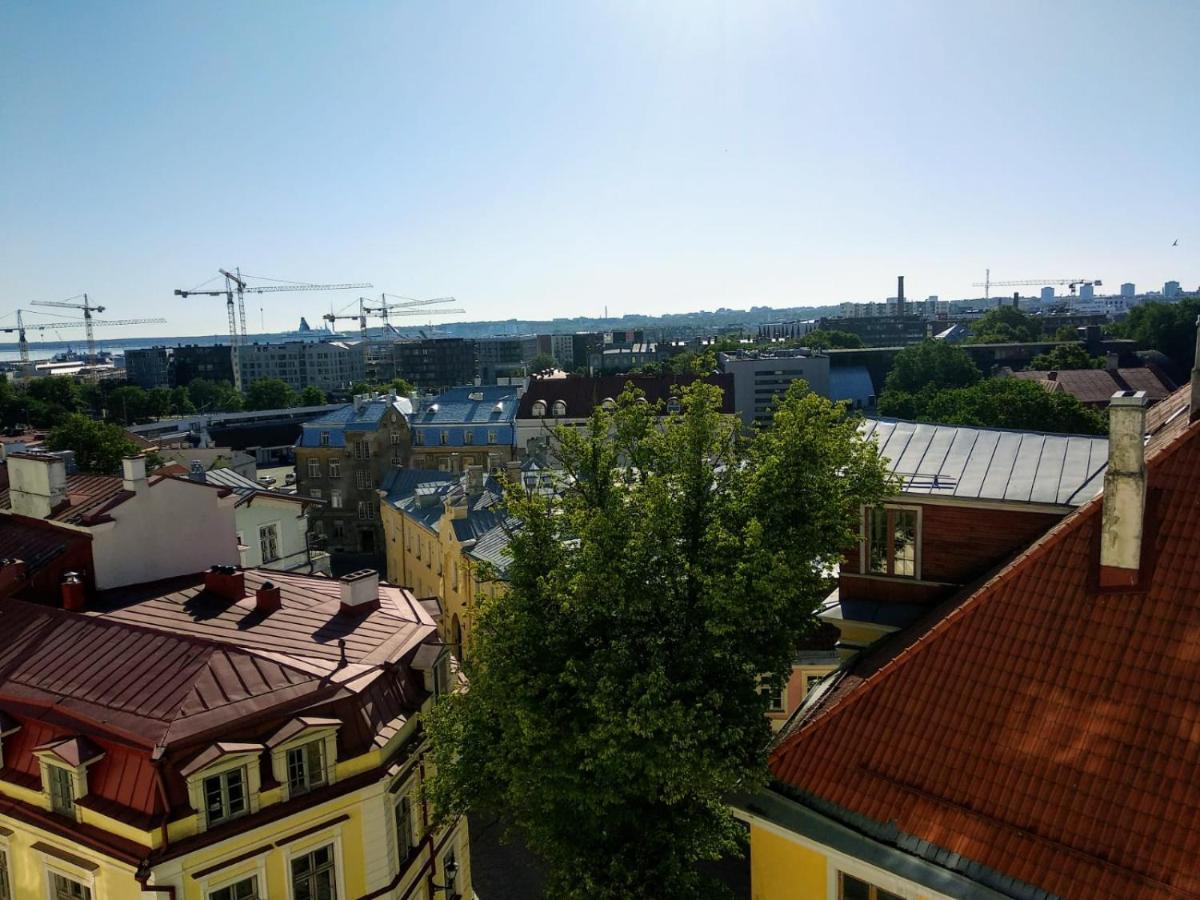 Cozy Oldtown Studio With Magnific City View Tallinn Bagian luar foto