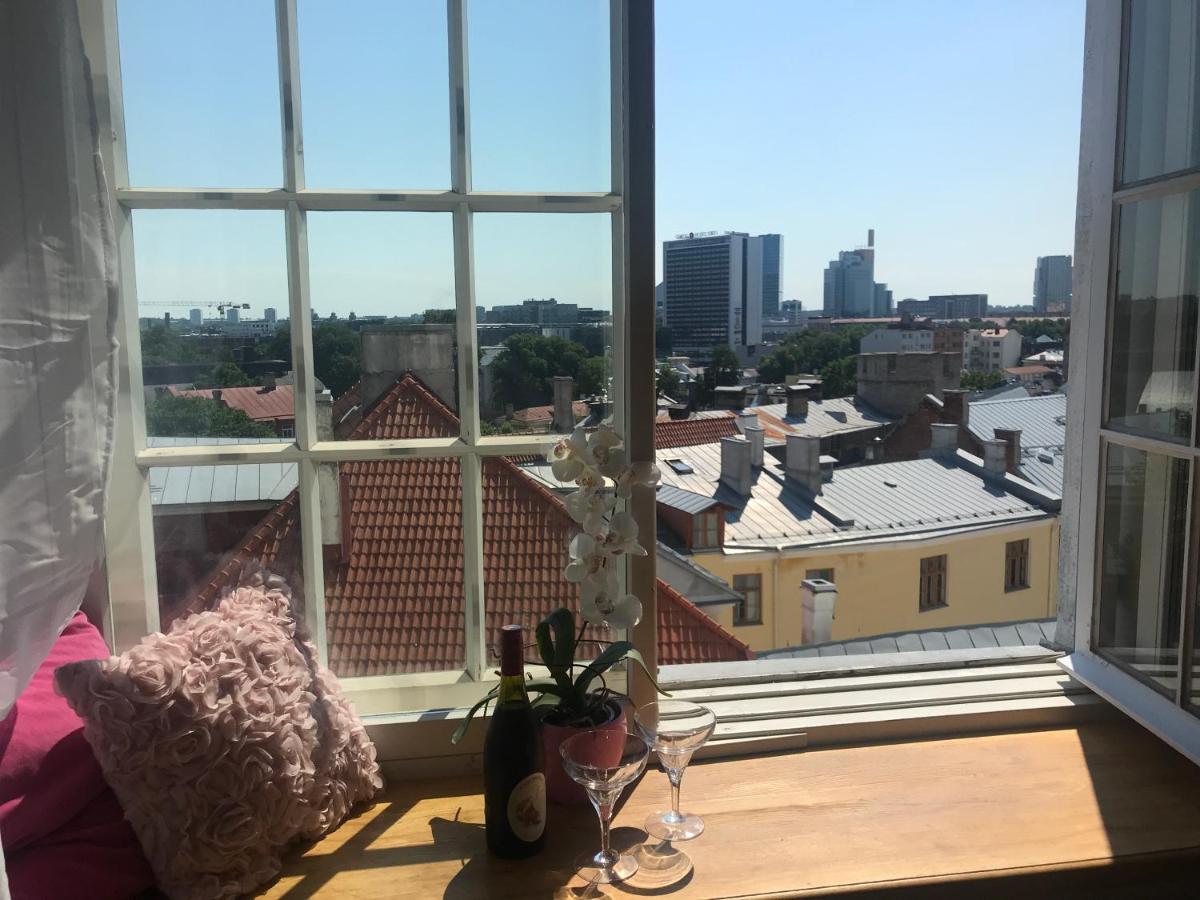 Cozy Oldtown Studio With Magnific City View Tallinn Bagian luar foto