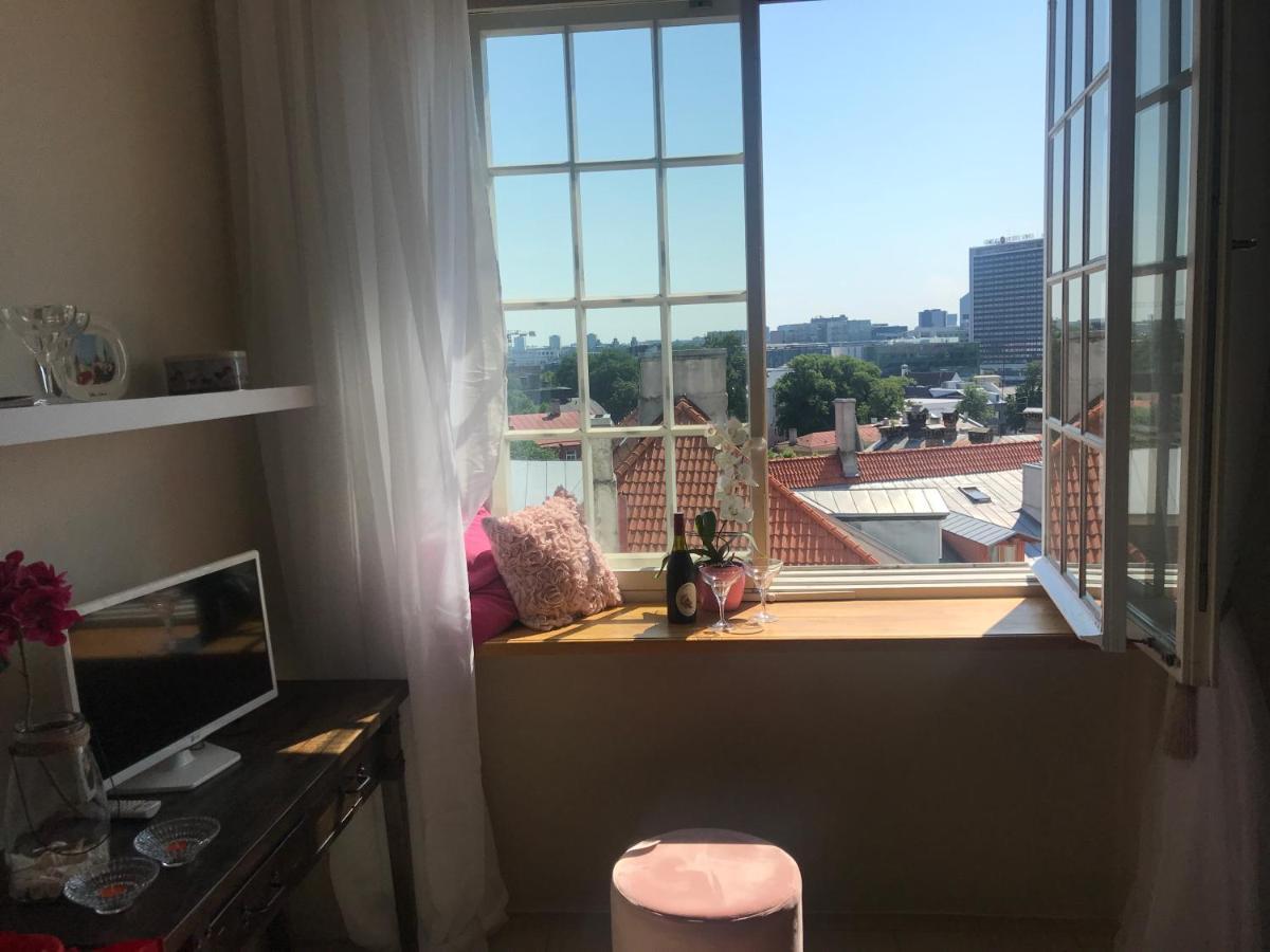 Cozy Oldtown Studio With Magnific City View Tallinn Bagian luar foto