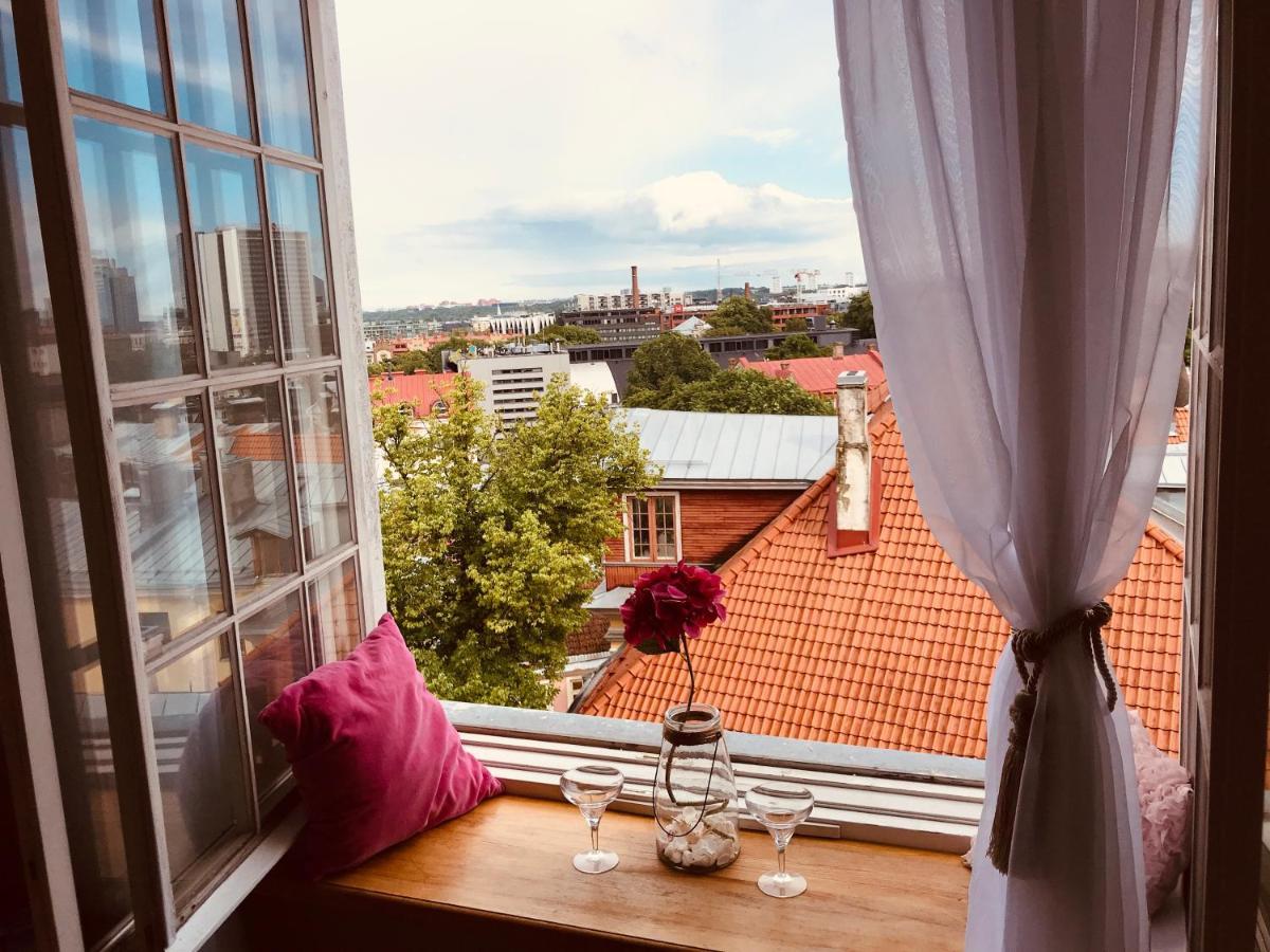 Cozy Oldtown Studio With Magnific City View Tallinn Bagian luar foto