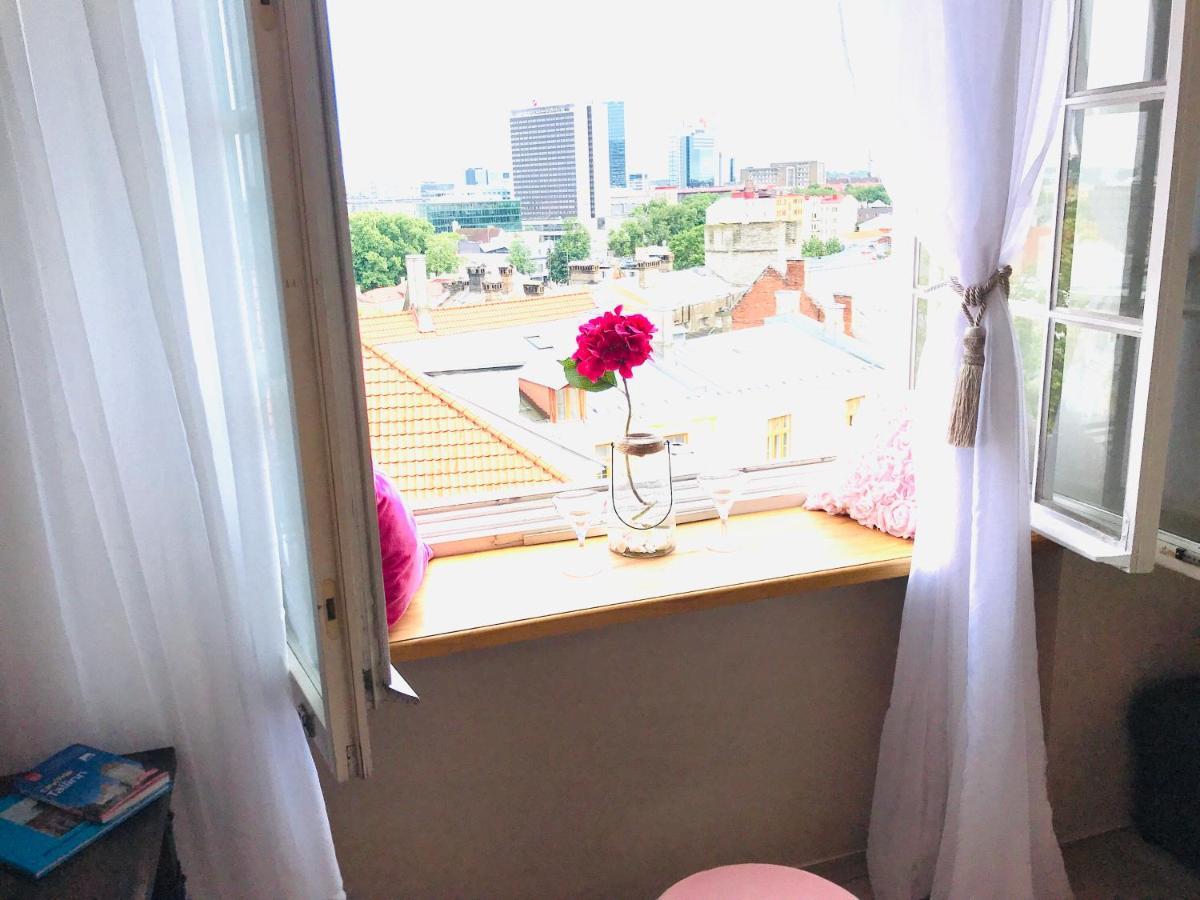 Cozy Oldtown Studio With Magnific City View Tallinn Bagian luar foto