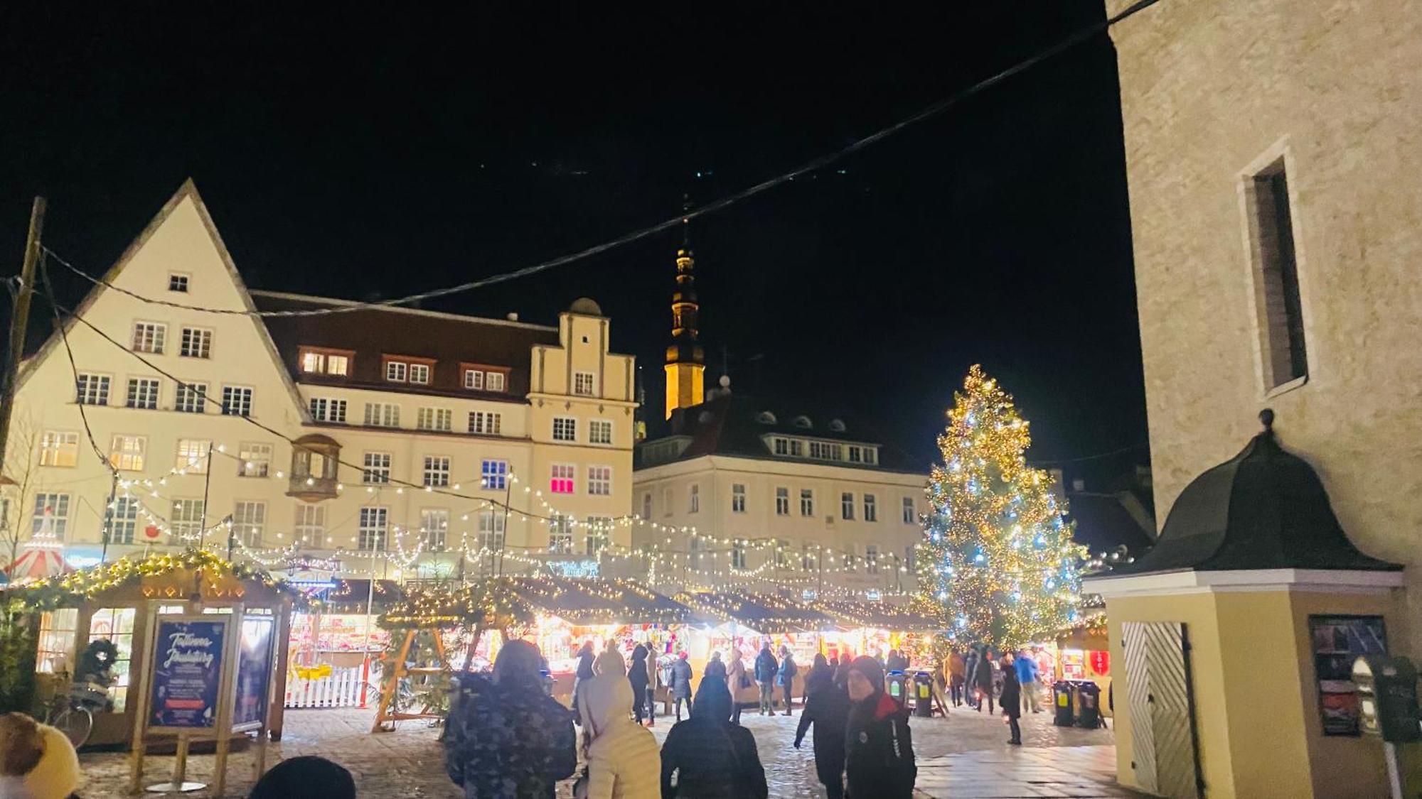 Cozy Oldtown Studio With Magnific City View Tallinn Bagian luar foto
